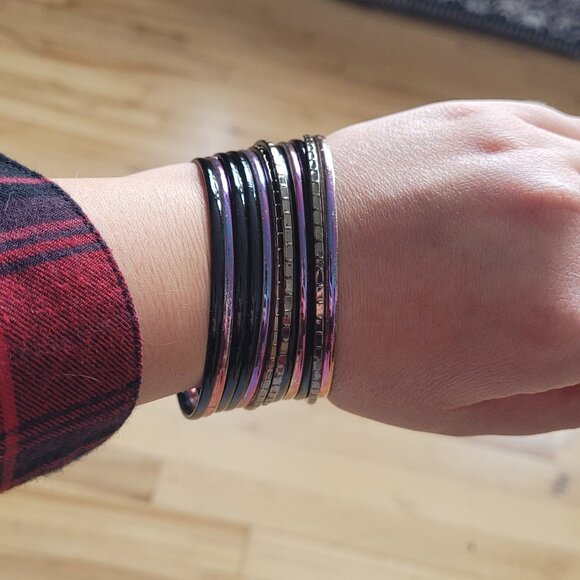 Bracelets - Picture 1 of 3